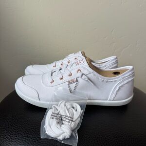 NEW Women's Skechers Bobs Sneakers B Cute White Memory Foam 9.5 Lace Up